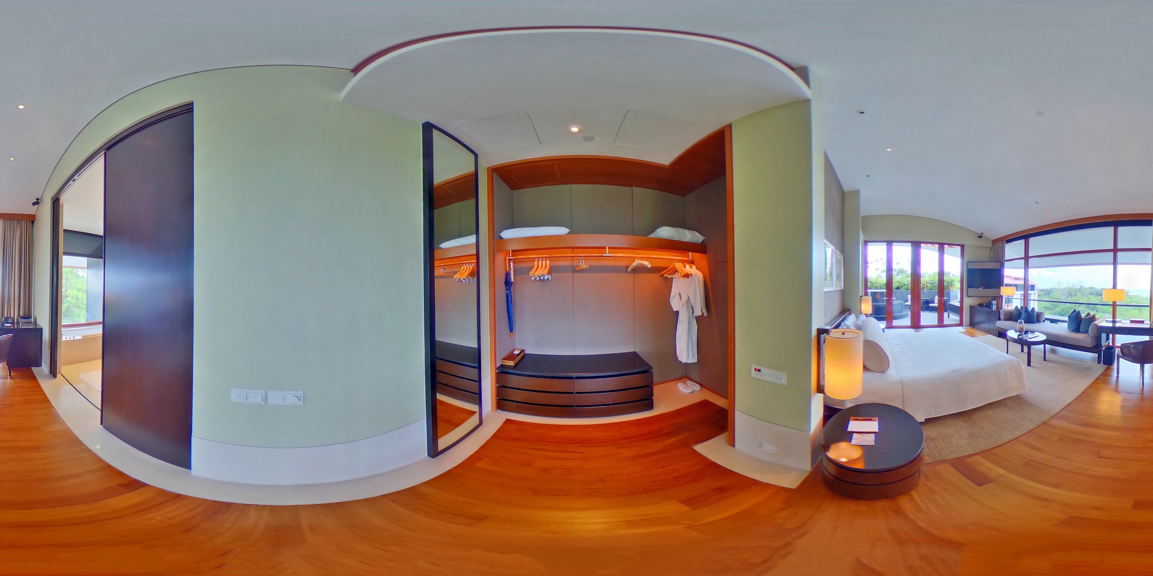 Luxury Suite with Closet