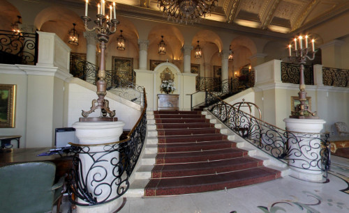 A grand & elegantly designed staircase inside the lobby of Two Turnberry Place Condo Association in Nevada