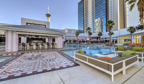 SLS Las Vegas' pool area with a poolside bar surrounded with poolside beds & cabanas