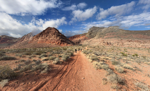 The Calico Basin Trail's scenic view of the Las Vegas desert & huge mountains