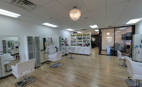 Capelli Salon - one of the best hair salons in Las Vegas, each styling stations has full body mirrors, comfortable salon chairs and other beauty equipments